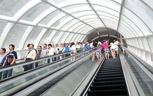 多多了解安全乘坐扶手電梯須知 避免電梯“吃人”