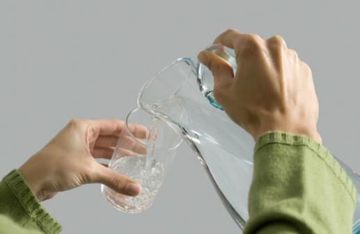 嘴唇容易脫皮是怎么回事 嘴唇干裂脫皮怎么辦