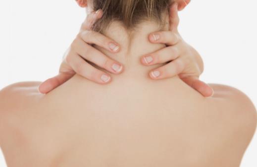 消除頸紋有妙招 日常按摩頸部補充適量的維生素