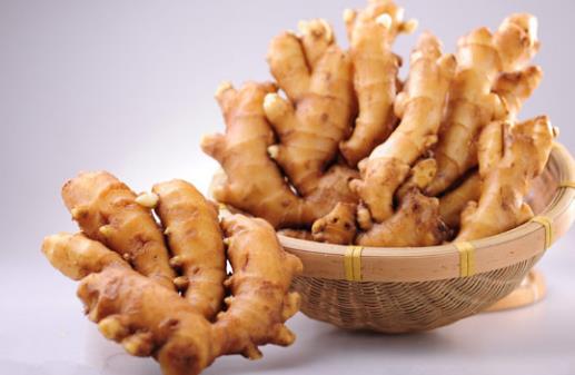 每天睡前堅持用生姜貼肚臍 生姜的養生功效大全