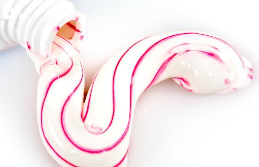 牙膏底部色條代表一些化學(xué)成分 彩色短線的含義大不同