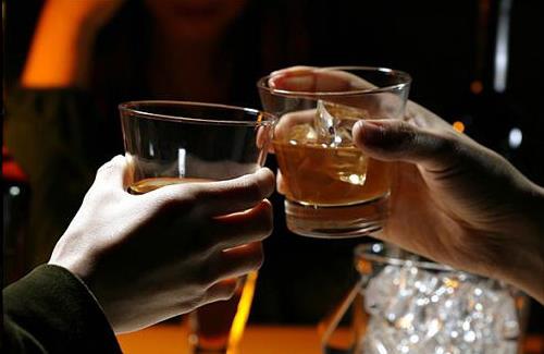 健康飲酒應(yīng)當(dāng)遵循的原則 食物解酒小妙招