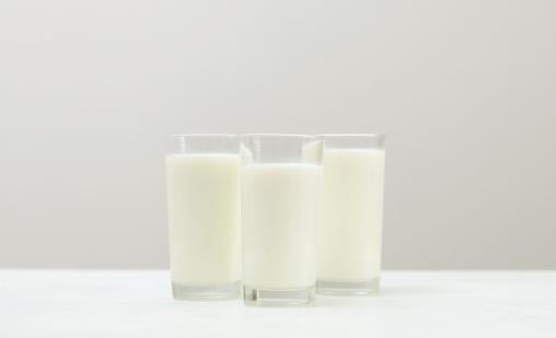 脫脂牛奶vs全脂牛奶:脫脂牛奶真的更適合減肥嗎?