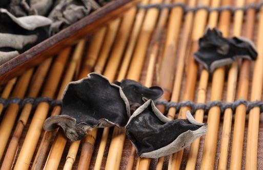 如果你媽也舍不得扔過期食品,那她也許是有科學依據的