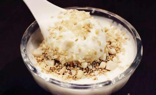 吃撐了來杯酸奶助消化 喝酸奶誤區要牢記