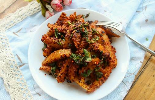 燜煮土豆吃膩了？不妨換這做法嘗嘗，軟爛美味，酸甜可口