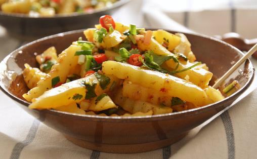 燜煮土豆吃膩了？不妨換這做法嘗嘗，軟爛美味，酸甜可口