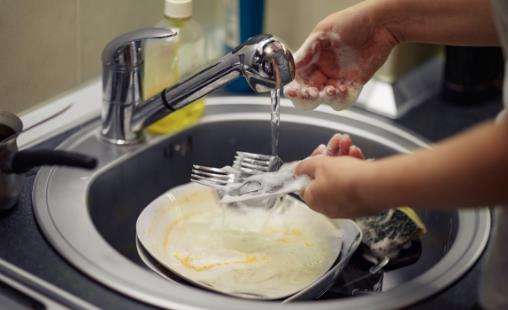 不少人洗碗還用洗潔精？蠢！教你用個小秒招，快速去油污