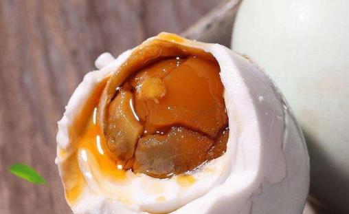 起沙流油的咸鴨蛋怎樣腌？熟食店常用的8種做法，3分鐘就能