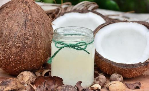 椰子光喝水太浪費了!教你快速剝開椰子享用椰肉很多人買