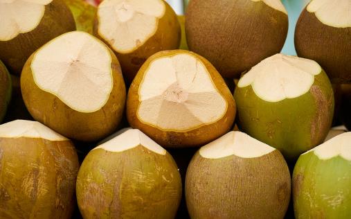 椰子光喝水太浪費了!教你快速剝開椰子享用椰肉很多人買