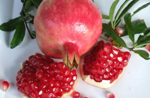 “水果中的紅寶石”，紅石榴的功效及食用小妙招