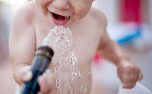 有這些信號 說明寶寶需要喝水了