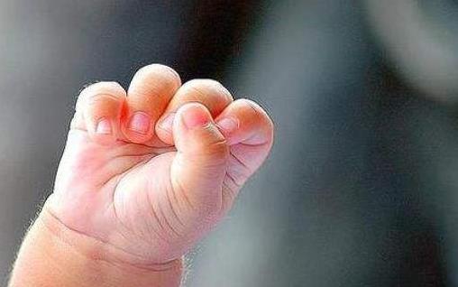 寶寶拇指內扣的問題 新生兒拇指內扣護理