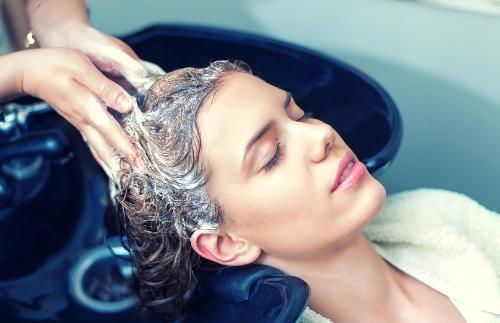 經期洗頭真會落病根?洗頭最佳時間,早上還是晚上?看完