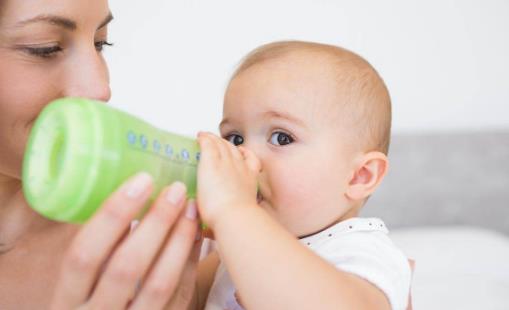 寶寶厭奶期 看寶媽應(yīng)對(duì)厭奶期寶寶的妙招