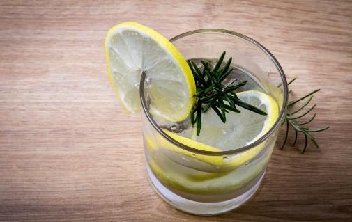 喝檸檬水多久能變白 至少堅(jiān)持三個(gè)月