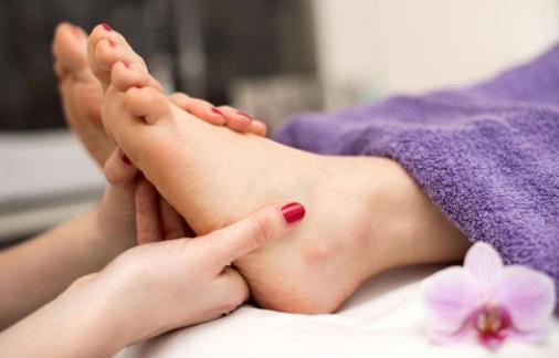 按摩之后進行刮痧效果好 刮痧不夠拔罐來救