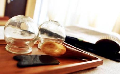 按摩之后進行刮痧效果好 刮痧不夠拔罐來救