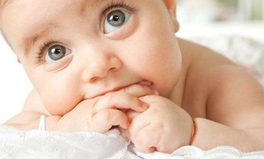 不同時期的寶寶出現吃手的現象 家長要學會正確引導