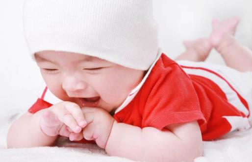 不同時期的寶寶出現吃手的現象 家長要學會正確引導