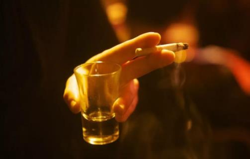 壓斷肋骨救回朋友 日常易猝死的惡習(xí)及猝死急救措施