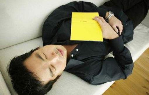 睡姿不正確很傷身 不想長眼角皺紋就別趴著睡