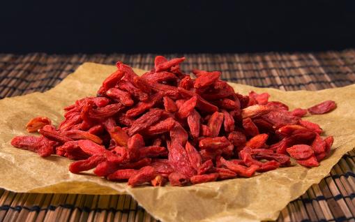 天天用枸杞泡水,應該選擇黑枸杞還是紅枸杞?營養師:別