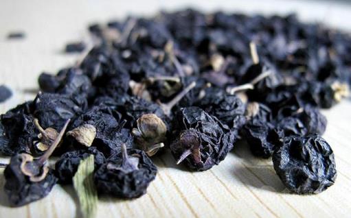 天天用枸杞泡水,應該選擇黑枸杞還是紅枸杞?營養師:別