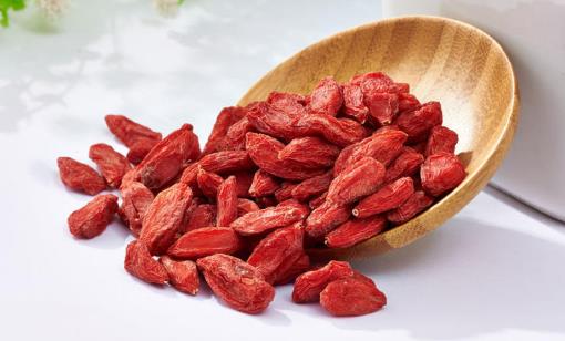 天天用枸杞泡水,應該選擇黑枸杞還是紅枸杞?營養師:別