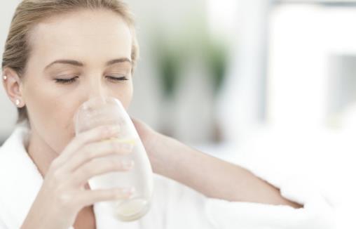 每日喝水超過4升易中毒?醫生:告訴你如何喝水算健康