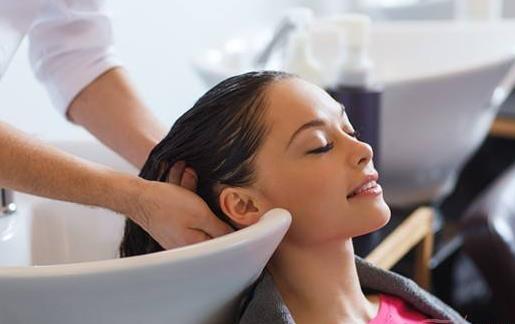 老人洗頭護(hù)發(fā)注意事項 頭發(fā)干透再睡覺