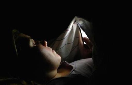 關燈后玩手機,除了傷害眼睛,還有兩個危害正靠近,別發