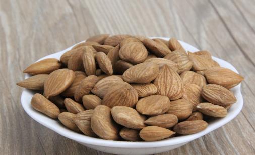 杏仁營養價值高,沒事吃幾粒,降低血糖,幫助減肥!別嫌