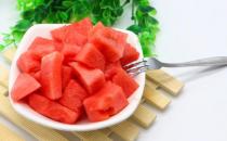 西瓜有利于消暑解渴 水果店把西瓜切開(kāi)賣(mài)原來(lái)貓膩多