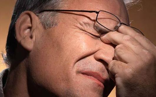 老眼昏花不一定是老視 黑暗環境中看手機誘發青光眼