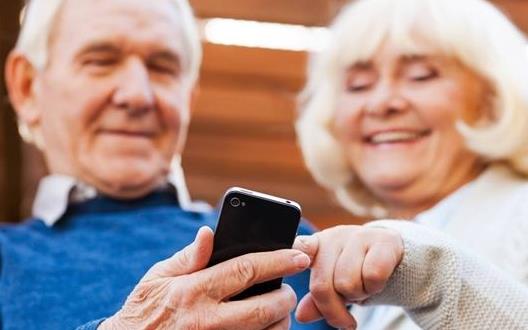 老眼昏花不一定是老視 黑暗環境中看手機誘發青光眼