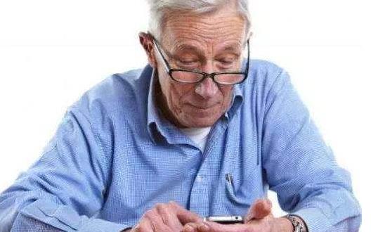 老眼昏花不一定是老視 黑暗環境中看手機誘發青光眼