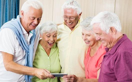 老眼昏花不一定是老視 黑暗環境中看手機誘發青光眼