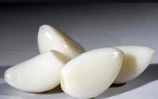 大蒜放久之后腐爛、發芽不能吃,教你一招,讓大蒜3個月不