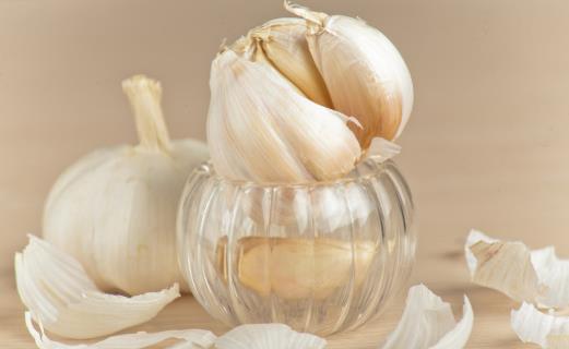 大蒜放久之后腐爛、發芽不能吃,教你一招,讓大蒜3個月不