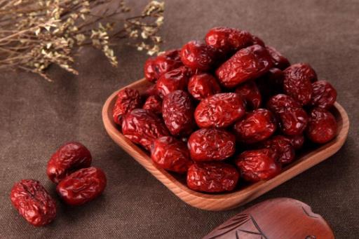 紅棗應該生吃還是熟吃？營養專家提醒：腸胃不好的人，別