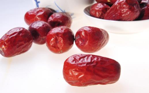 紅棗應該生吃還是熟吃？營養專家提醒：腸胃不好的人，別