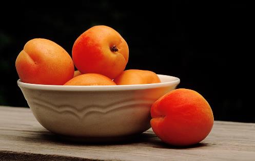 洗桃子還在用鹽嗎？換成“它”，桃毛自己掉，洗得又快又干凈