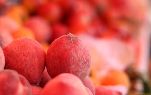 洗桃子還在用鹽嗎？換成“它”，桃毛自己掉，洗得又快又干凈