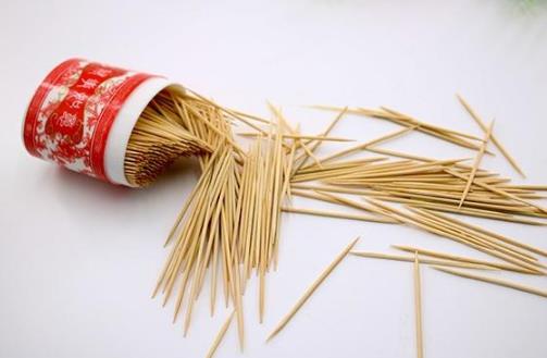 不建議用牙簽剔牙?看完四個后果,相信你不敢用牙簽剔牙