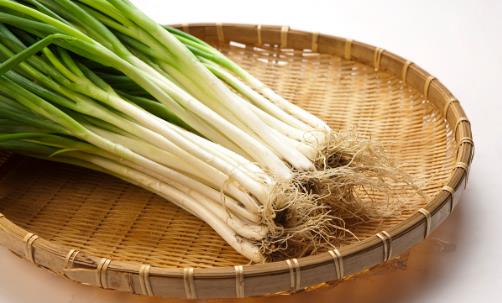 俗話說“常吃蔥、人輕松”,夏季吃蔥都有什么好處?一次
