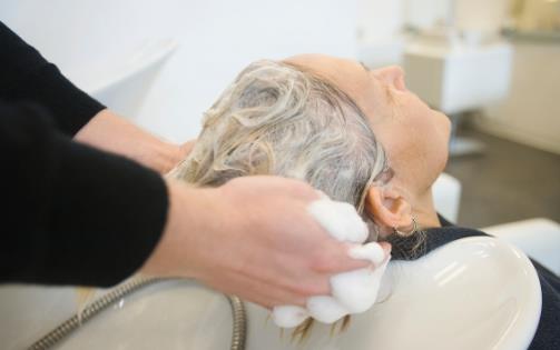 夏季出汗多,到底要不要每天都洗頭?多久洗一次才是健康