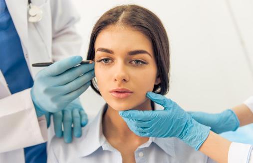 整形低齡化:問題不在臉,而在審美和價值觀