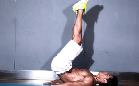 肚子贅肉厚，鼓起像懷孕？每天堅持4個動作，腹部越來越苗